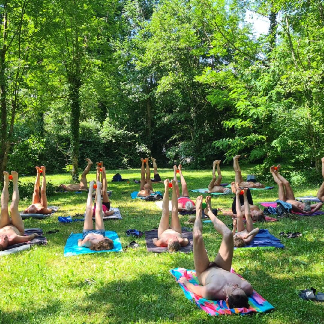 041733yoga-nu-camping-naturiste.jpg